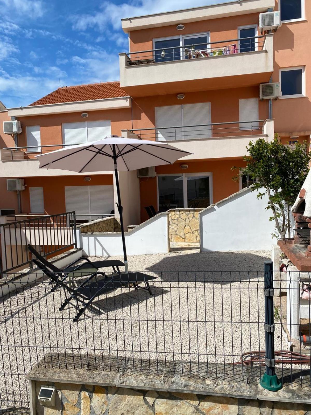 Apartments Dante Domus Aurea Milna  Esterno foto