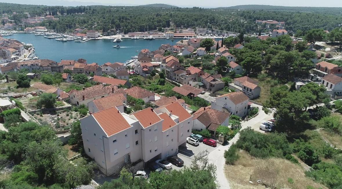 Apartments Dante Domus Aurea Milna  Esterno foto